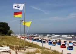 Die Flaggen der DLRG Wachstationen am Strand.