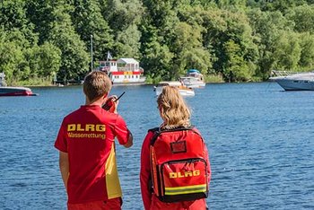 Zwei Rettungsschwimmer beim Dienst am Gewässer.