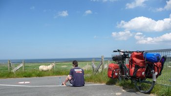 Rettungsschwimmerin mit Fahrrädern auf dem Deich.