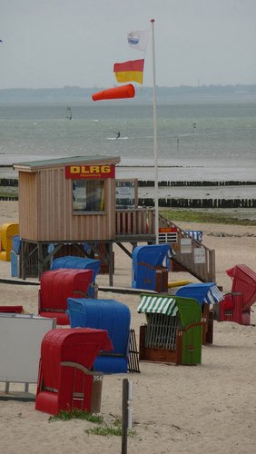 Strandkörbe und Wachturm am Meer