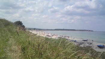 Der Strand und das Meer vom Deich aus fotografiert.