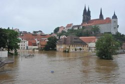 Hochwasser steht in den Straßen einer Altstadt. Die Straßen sind nicht mehr zu sehen.