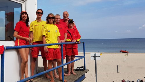 Gruppenbild von DLRG-Mitgliedern auf der Wache.