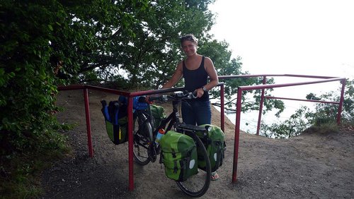 Fahrradfahrerin auf schwer passierbarem Weg.