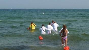 Rettungsschwimmer trainieren im Meer.