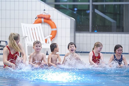 Kinder bei der Wassergewöhnung im flachen Becken.